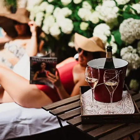 Demeure De La Carmine, Sejour Bien-etre D'exception, Piscine, Hammam, Champagne Bed and Breakfast 3*